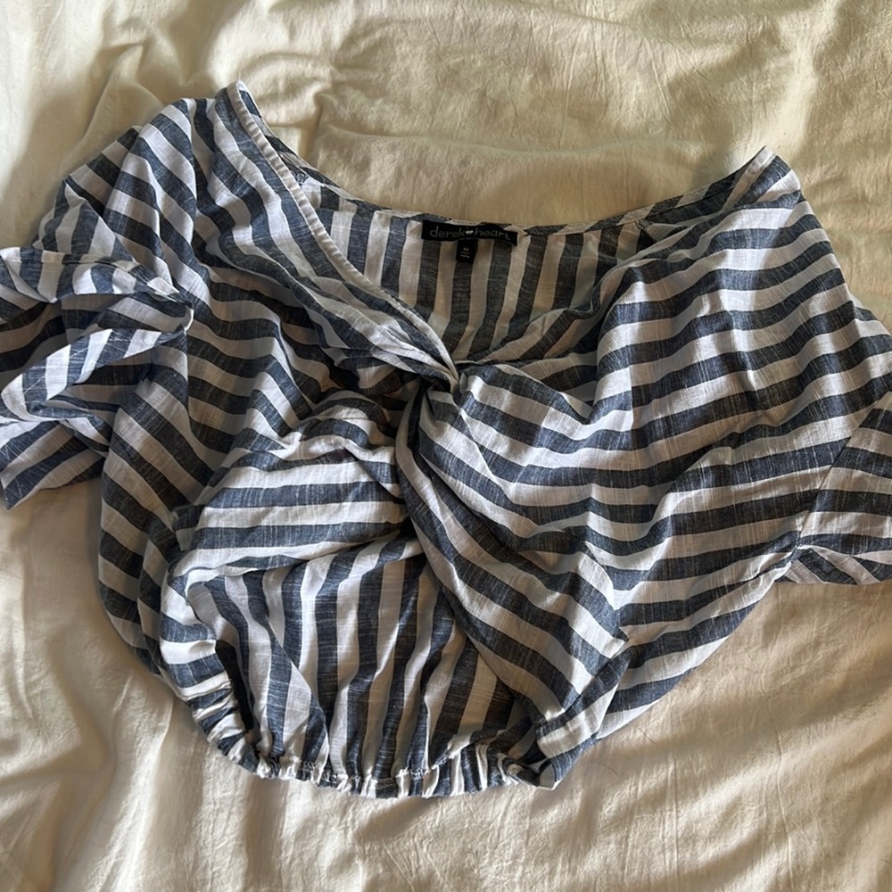 Cute cropped top!